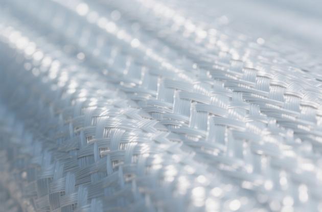 Como é feito o material compósito de fibra de vidro?